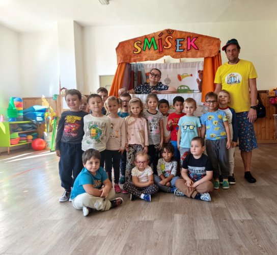 Dnes k nám do školky zavítalo Divadýlko Smíšek s veselou pohádkou "Hurá do školky".